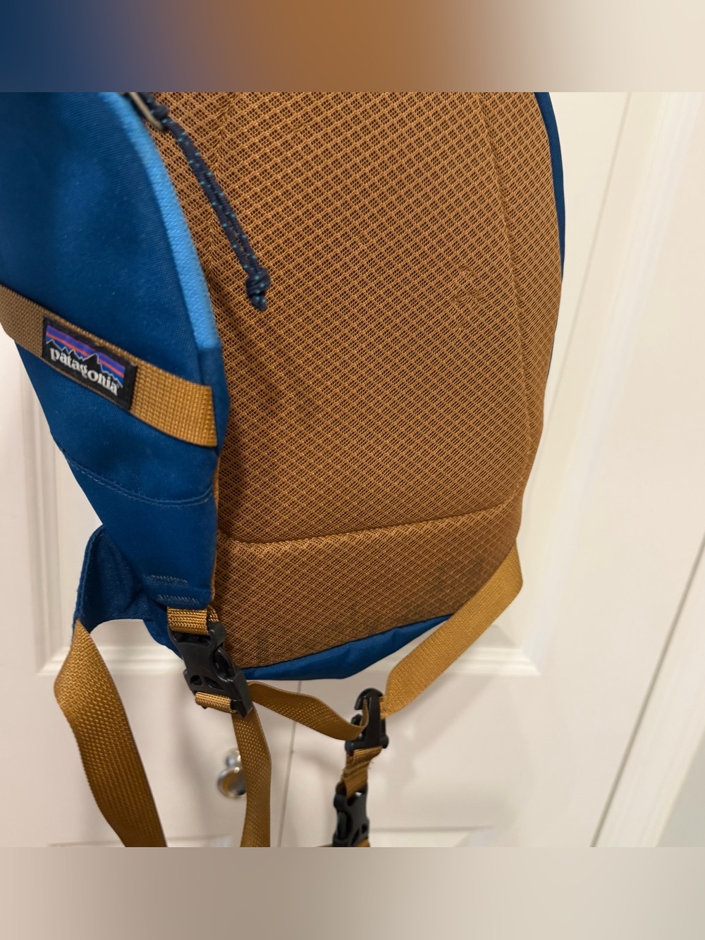 Patagonia Atom Sling 8L Backpack Blue Tan Crossbody Hiking Day Pack EUC - Picture 6 of 10